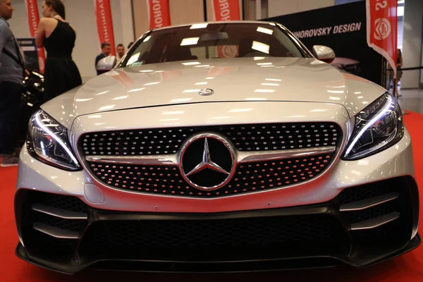 Mercedes metalik logo closeup Mercedes araba Moto Show Cracow Polonya 3rd edition nde sergilenmektedir. Katılımcı otomotiv sektörünün en ilginç yönleri mevcut