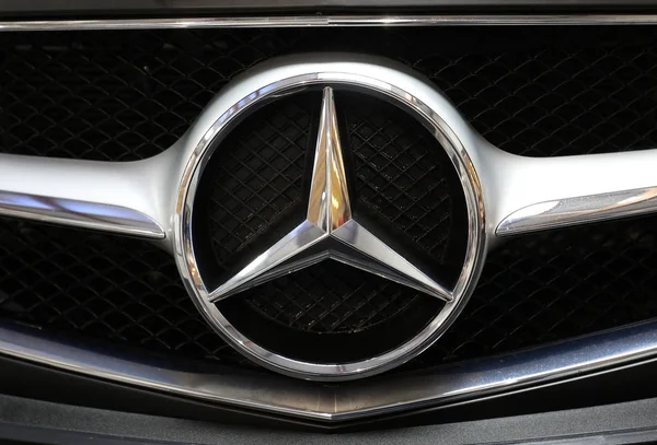 Primer plano del logotipo metálico de Mercedes en el coche Mercedes exhibido en MOTO SHOW en Cracovia Polonia. Los expositores presentan los aspectos más interesantes de la industria automotriz — Foto de Stock