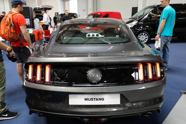 Ford Mustang GT se exhibe en la 3ª edición de MOTO SHOW en Cracovia Polonia. Los expositores presentan los aspectos más interesantes de la industria automotriz — Foto de Stock