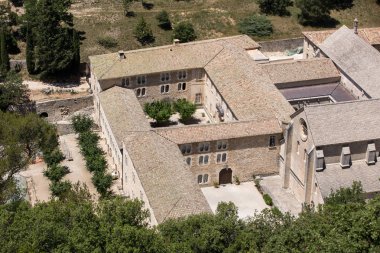 Senanque Abbey veya Abbaye Notre-Dame de Senanque lavanta alanıyla bloom, Gordes, Provence, Fransa 