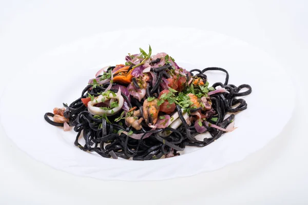 Spaghetti neri con frutti di mare e verdure — Foto Stock