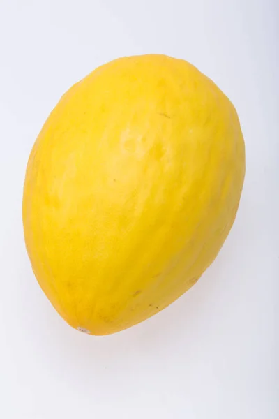 Zralý žlutý meloun izolované na bílém pozadí — Stock fotografie