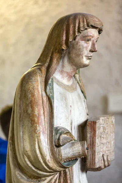 Estatua de mujer en el Museo Castelvecchio. Verona, Italia — Foto de Stock