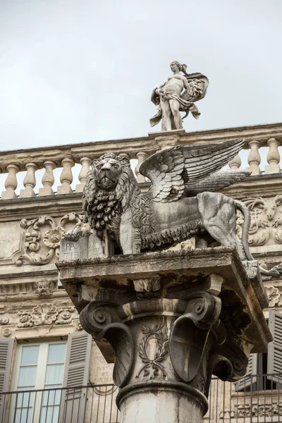 Το λιοντάρι του Αγίου Μάρκου συμβολίζει της πόλης στενούς δεσμούς με τη Βενετία. Βερόνα - Piazza delle Erbe. Ιταλία — Φωτογραφία Αρχείου