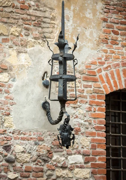 Detalhe arquitetônico no centro histórico da cidade de Verona. Itália — Fotografia de Stock