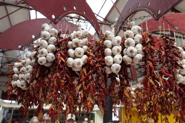 Chilli papričky a česnek na řetězec v Funchal na Madeiře. Portugalsko — Stock fotografie