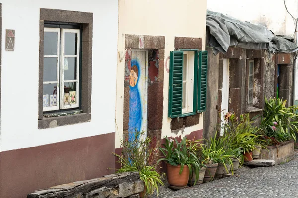 Зона Велья - старейший район, известный своими лучшими ресторанами и кафе в Фуншале. Мадейра, Португалия — стоковое фото