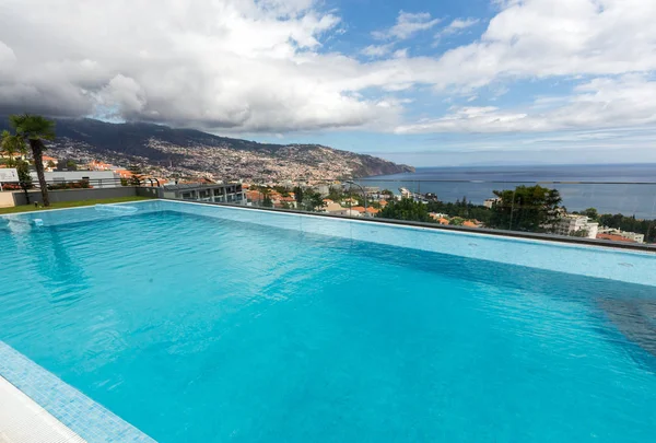 Panoramisch zicht van Funchal op het eiland Madeira. Portugal — Stockfoto