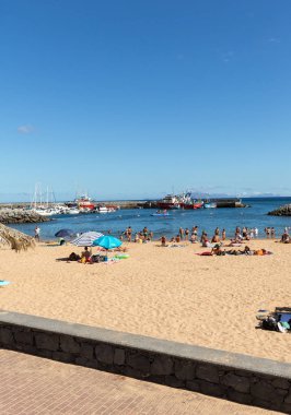 İnsanlar güneşli bir günde Machico plajda dinleniyor. Madeira Adası, Portekiz