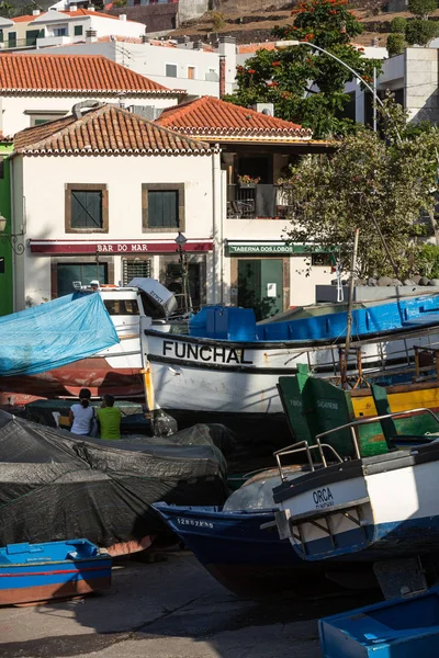 カマラ ・ デ ・ ロボス、マデイラ諸島、ポルトガルで漁船 — ストック写真