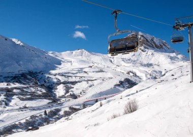 Dolomites Alpleri'nde kayak bölgesi. Val Gardena Sella grubunda bakan. İtalya