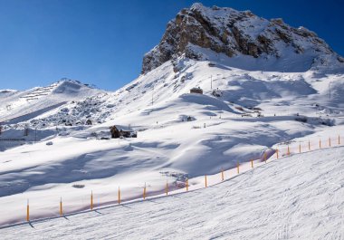 Dolomites Alpleri'nde kayak bölgesi. Val Gardena Sella grubunda bakan. İtalya