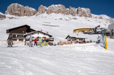Dolomites Alpleri'nde kayak bölgesi. Val Gardena Sella grubunda bakan. İtalya