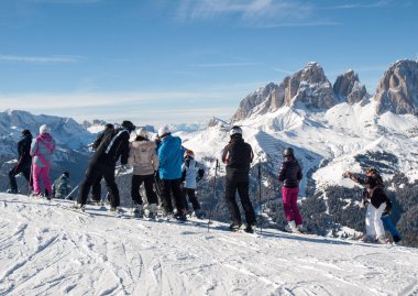 Dolomites Alpleri'nde kayak bölgesi. Val Gardena Sella grubunda bakan. İtalya