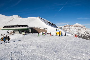 Dolomites Alpleri'nde kayak bölgesi. Val Gardena Sella grubunda bakan. İtalya