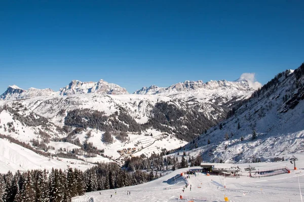 Skidområdet i Dolomiterna-Alperna. Med utsikt över Sella grupp i Val Gardena. Italien — Stockfoto