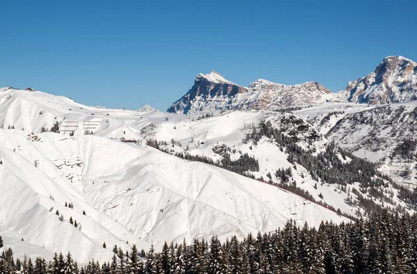 Área de esqui nos Alpes das Dolomitas. Com vista para o grupo Sella em Val Gardena. Itália — Fotografia de Stock