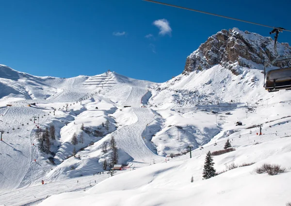 Lyžařská oblast v Alpách Dolomity. Výhled na skupinu Sella ve Val Gardeně. Itálie — Stock fotografie