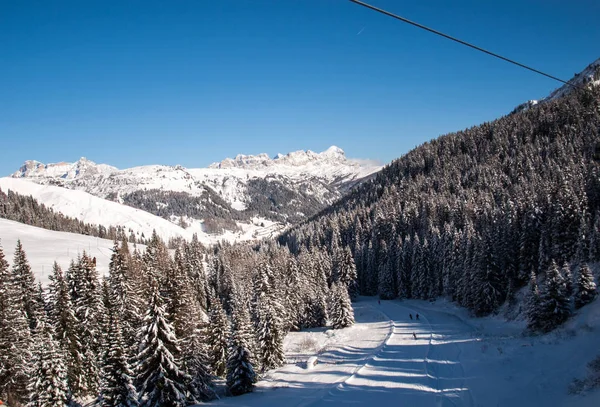 Zona de esquí en los Alpes Dolomitas. Con vistas al grupo Sella en Val Gardena. Italia —  Fotos de Stock