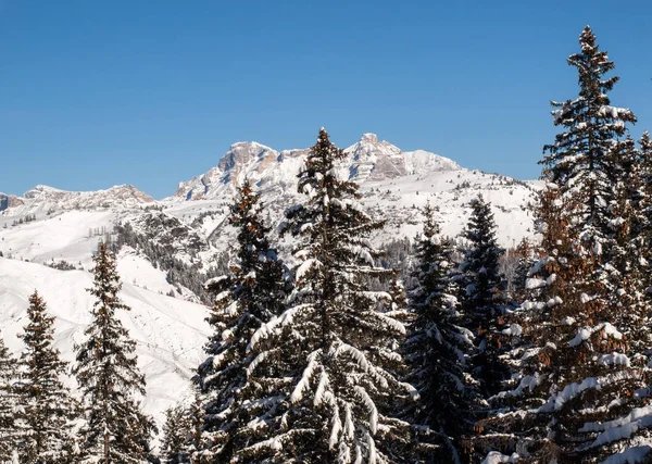 Lyžařská oblast v Alpách Dolomity. Výhled na skupinu Sella ve Val Gardeně. Itálie — Stock fotografie