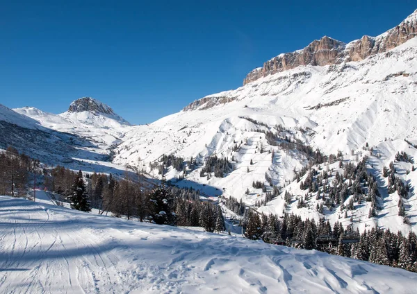 Área de esqui nos Alpes das Dolomitas. Com vista para o grupo Sella em Val Gardena. Itália — Fotografia de Stock