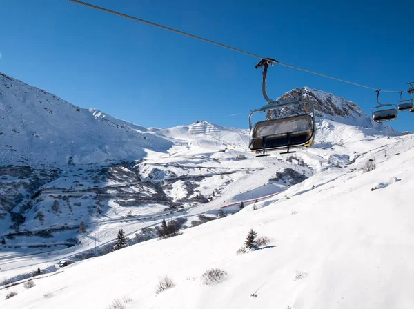 在白云岩的阿尔卑斯山的滑雪区。俯瞰蝶鞍组在加尔。意大利 — 图库照片