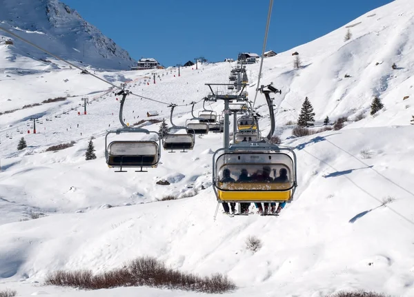Dolomites Alpleri'nde kayak bölgesi. Val Gardena Sella grubunda bakan. İtalya