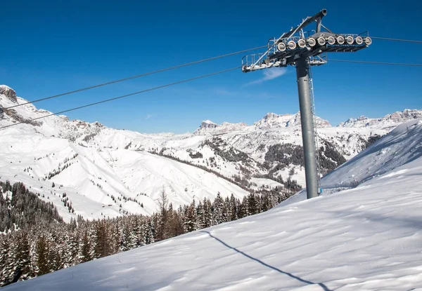 Lyžařská oblast v Alpách Dolomity. Výhled na skupinu Sella ve Val Gardeně. Itálie — Stock fotografie