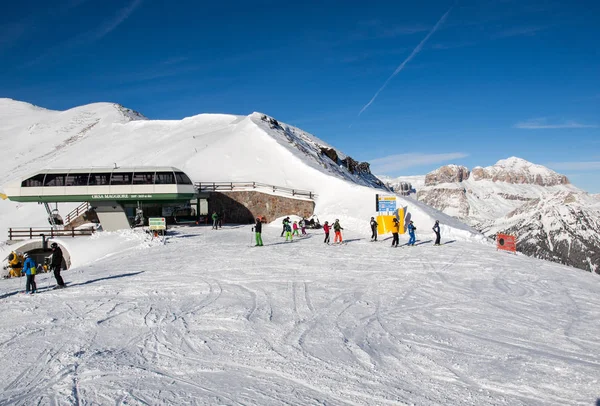 Skigebiet in den Dolomiten. mit Blick auf die Sellagruppe in Gröden. Italien — Stockfoto