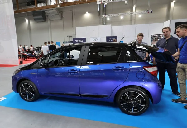 Toyota Yaris Hybrid se muestra en MOTO SHOW en Cracovia Polonia. Los expositores presentan los aspectos más interesantes de la industria automotriz — Foto de Stock