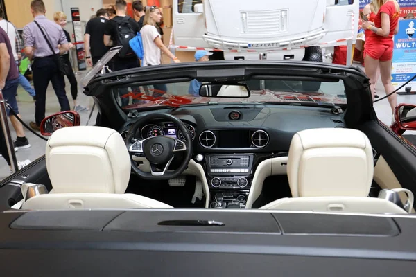 Diseño interior de Mercedes exhibido en MOTO SHOW en Cracovia Polonia. Los expositores presentan los aspectos más interesantes de la industria automotriz — Foto de Stock