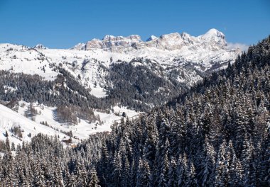 Dolomites Alpleri'nde kayak bölgesi. Val Gardena Sella grubunda bakan. İtalya