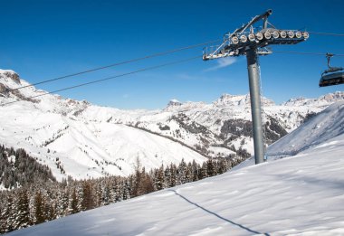 Dolomites Alpleri'nde kayak bölgesi. Val Gardena Sella grubunda bakan. İtalya