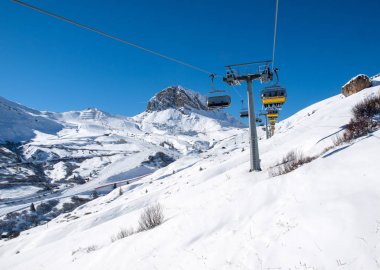Dolomites Alpleri'nde kayak bölgesi. Val Gardena Sella grubunda bakan. İtalya