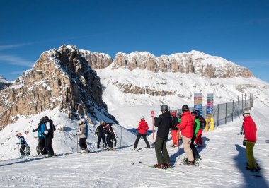 Dolomites Alpleri'nde kayak bölgesi. Val Gardena Sella grubunda bakan. İtalya