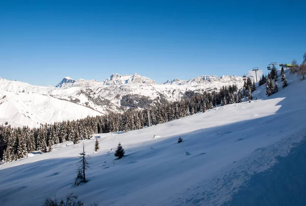 Lyžařská oblast v Alpách Dolomity. Výhled na skupinu Sella ve Val Gardeně. Itálie — Stock fotografie