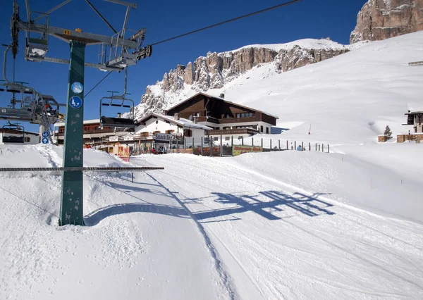 Skiing area in the Dolomites Alps. Overlooking the Sella group  in Val Gardena. Italy — Stock Photo, Image