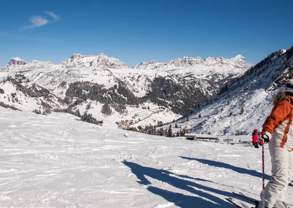 Área de esqui nos Alpes das Dolomitas. Com vista para o grupo Sella em Val Gardena. Itália — Fotografia de Stock