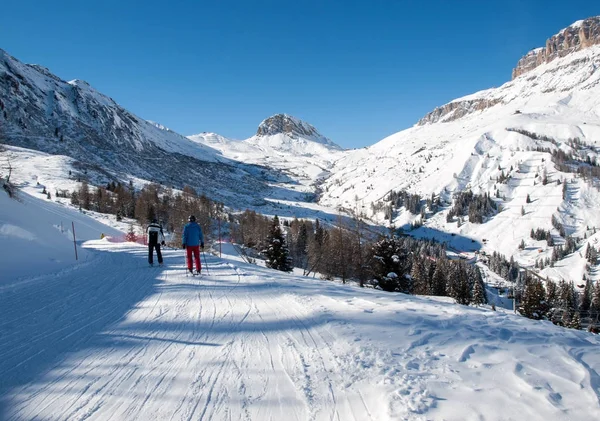 ドロミテ アルプスのスキー場。セッラ ・ ヴァル ・ ガルディーナ群を見下ろします。イタリア — ストック写真