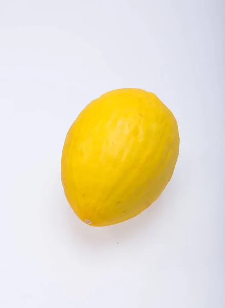 Ωρίμανση κίτρινο πεπόνι απομονωμένο σε λευκό φόντο — Φωτογραφία Αρχείου