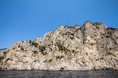 Capri Adası, İtalya'nın Uçurumun kıyısında tekneden görüntülemek