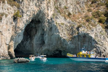 Tekne turist Grotta Bianca ve Grotta Meravigliosa, Capri, İtalya