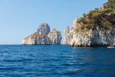 Capri Adası, İtalya Faraglioni buzlu tekneden görüntülemek. 