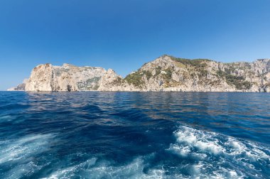 Capri Adası, İtalya'nın Uçurumun kıyısında tekneden görüntülemek