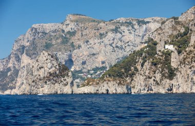 Capri Adası, İtalya'nın Uçurumun kıyısında tekneden görüntülemek