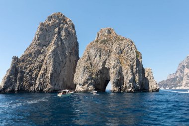 Capri Adası, İtalya Faraglioni buzlu. Rock'ın adları sol-sol: Stella, Mezzo ve Scopolo veya Fuori 