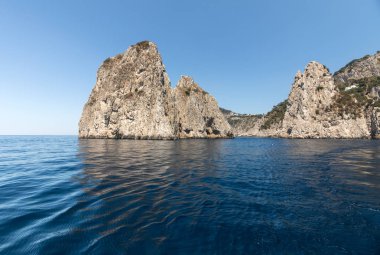 Capri Adası, İtalya Faraglioni buzlu. Rock'ın adları sol-sol: Stella, Mezzo ve Scopolo veya Fuori 