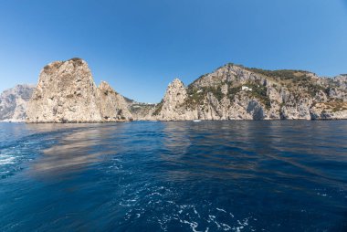 Capri Adası, İtalya'nın Uçurumun kıyısında tekneden görüntülemek
