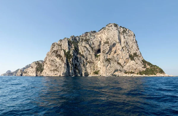 La isla de Capri es un lugar muy pintoresco, exuberante y extraordinario en Italia famoso por sus altas rocas . — Foto de Stock