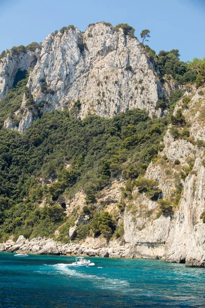 Łodzie z turystów w pobliżu Grotta Bianca i Grotta Meravigliosa, Capri, Włochy — Zdjęcie stockowe